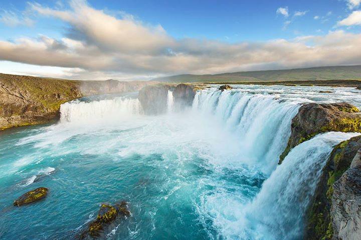 古佛斯瀑布（冰岛语：Gullfoss）位于冰岛西南的奥尔内斯省境内、厄尔菲萨河支流赫维塔河上。
