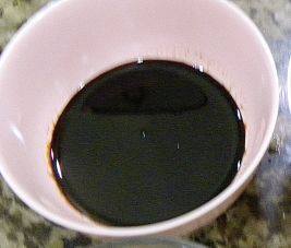 　　有研究指黑酱油所含的抗氧化成分，比维生素C高出150倍，也比红酒高6到12倍。经发酵过程的豆类制成品，富含有益菌类。