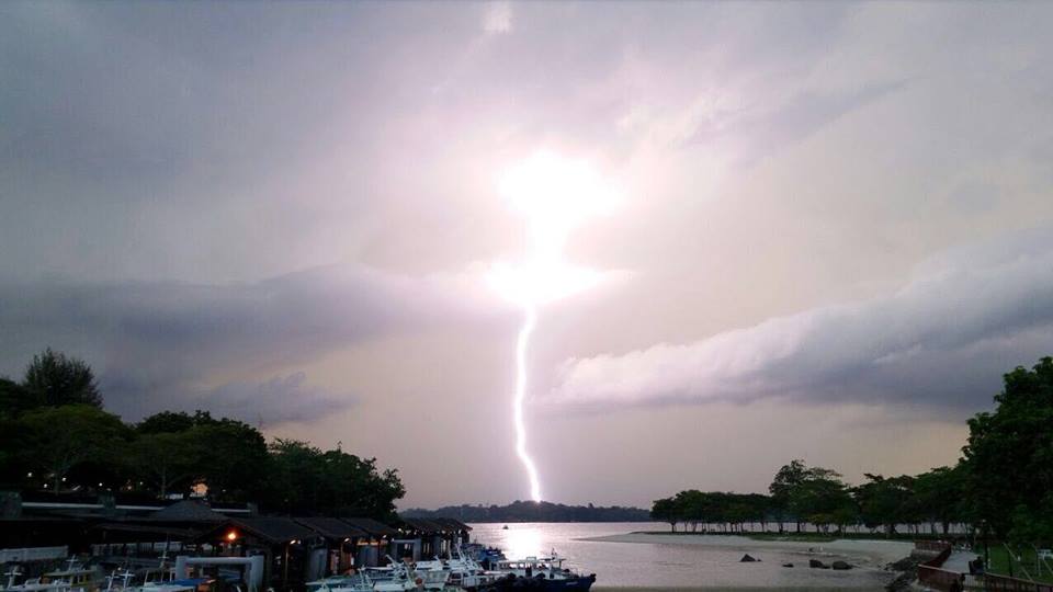 近日雨天多，闪电也频频出现，你是否也拍下了闪电落下那一刻？（读者提供）