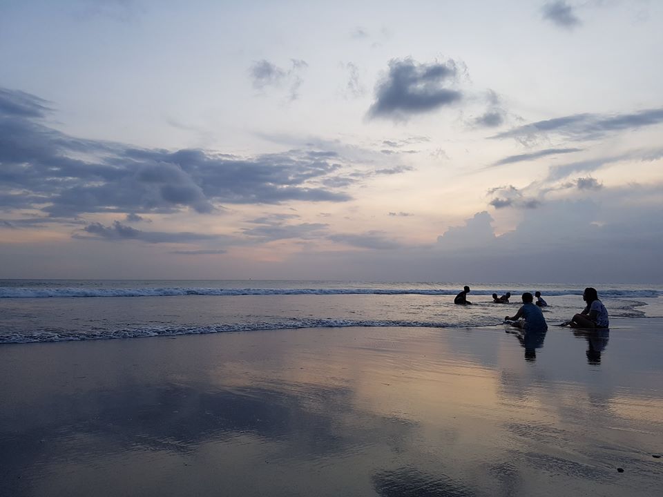  海浪刷过沙滩时，你是否曾低头发现，天空也就在你脚下呢？（摄影/黄康玮）