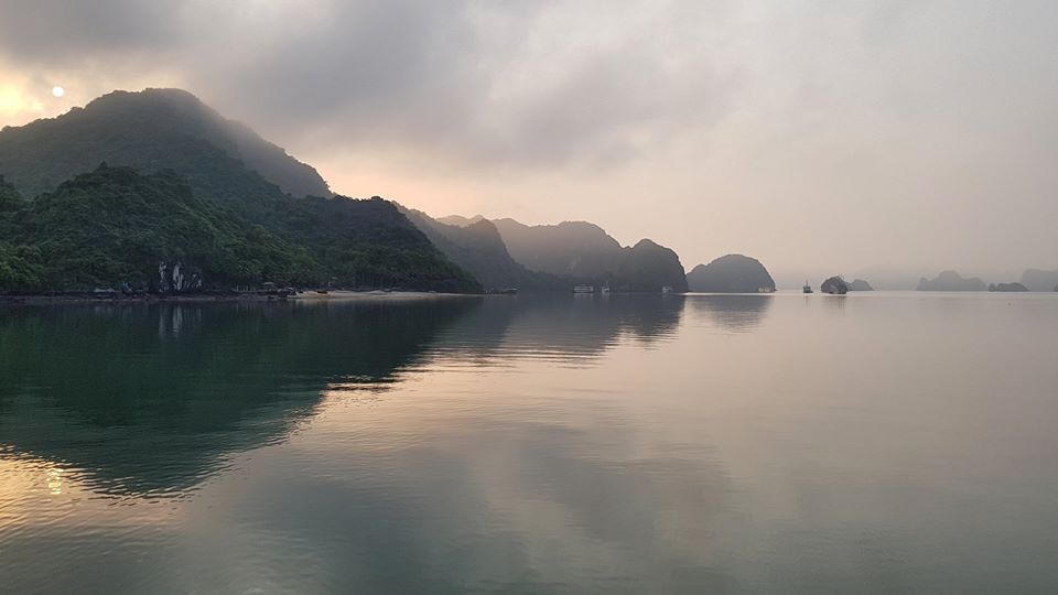 在越南下龙湾乘坐船只，可穿梭岛屿之间，欣赏山海风光。（摄影/吴国泓）