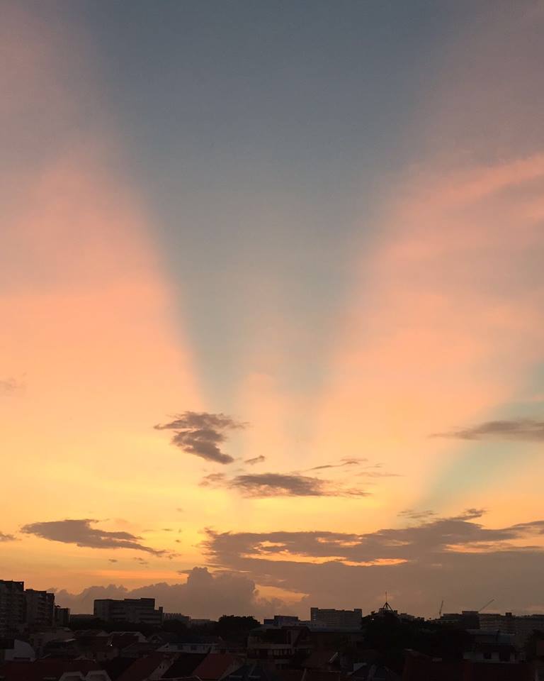 全新的一天又到来，太阳缓缓升起，照亮了暗淡的天空。（摄影/高立洲）