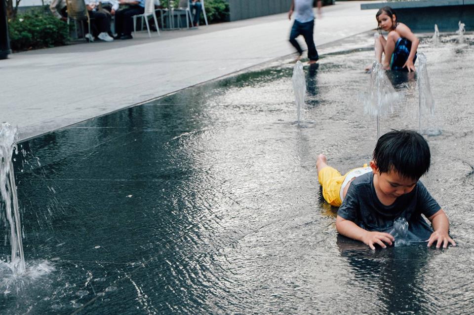 年少的你，是否经常会在喷水池玩耍？（摄影/李建旋）