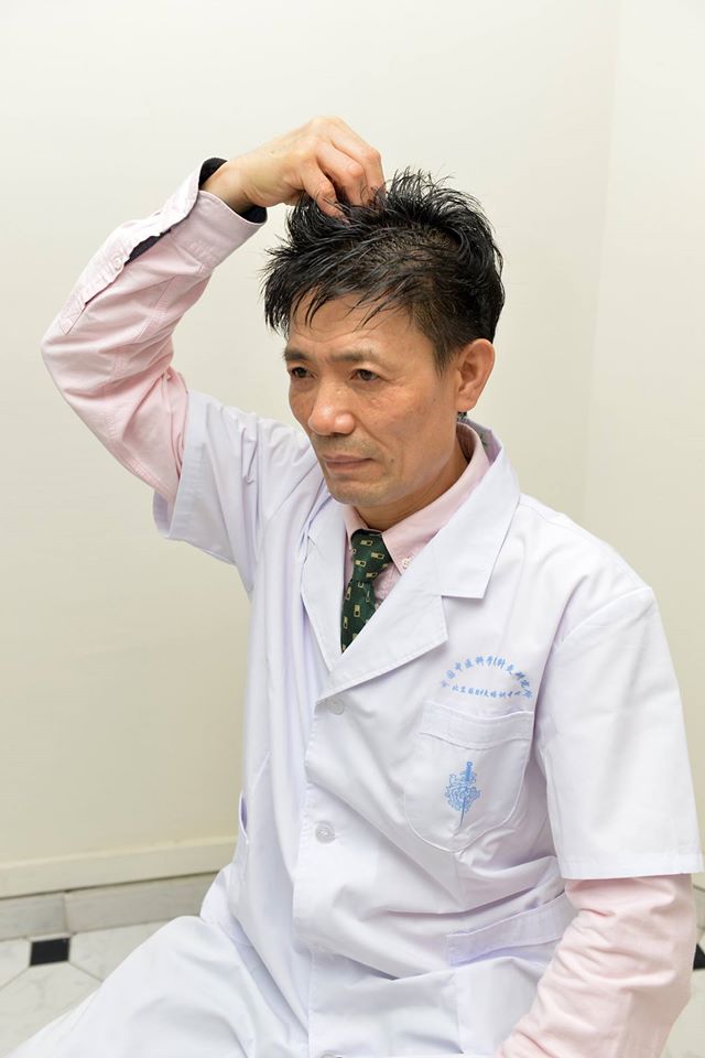 孙定邦医师几乎每天练习“五指叩打养生法”。 孙定邦医师几乎每天练习“五指叩打养生法”。