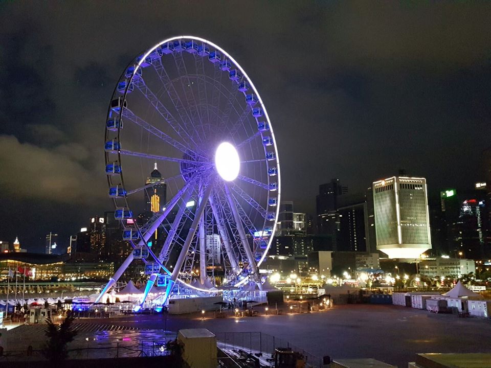 巨轮下的城市光影。（摄影/陆佳丽）