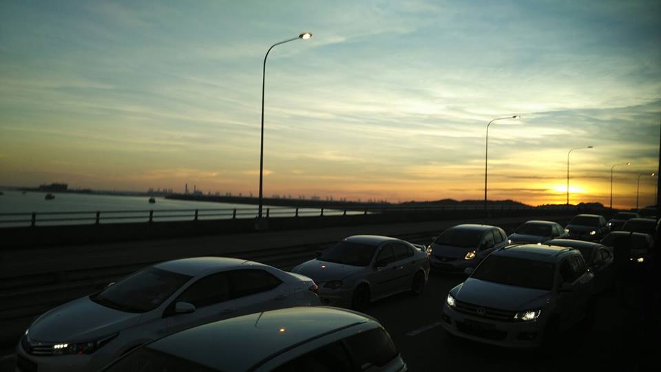 夕阳无限好，只是近黄昏。日子匆匆地过，困在车龙的当儿，也不忘欣赏周边风景。