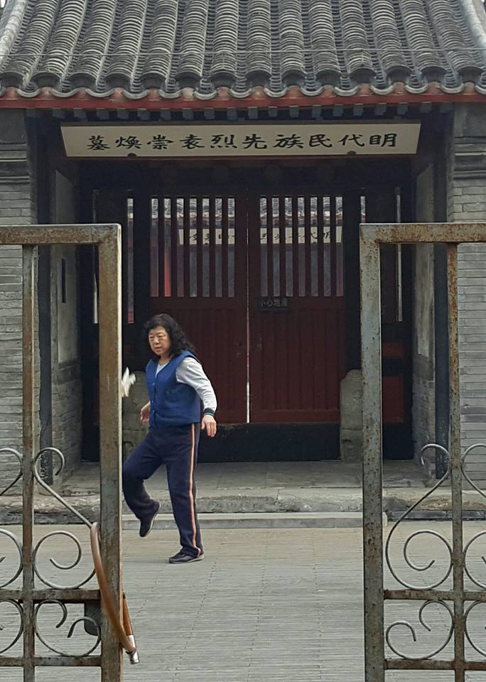 铁栅半掩，门外有踢毽的老百姓，墓里有长眠的大将军。（摄影/陈晞哲）