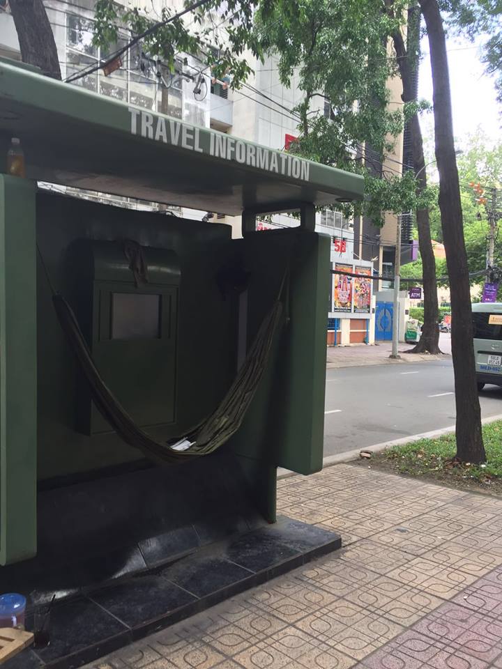 越南查询旅游景点的小站，也可让旅客躺下休息片刻。（读者提供）