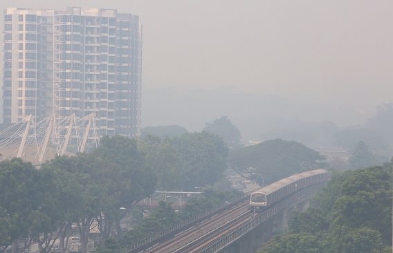 全岛多处的空气今早弥漫着一股难闻的烧焦味。 全岛多处的空气今早弥漫着一股难闻的烧焦味。