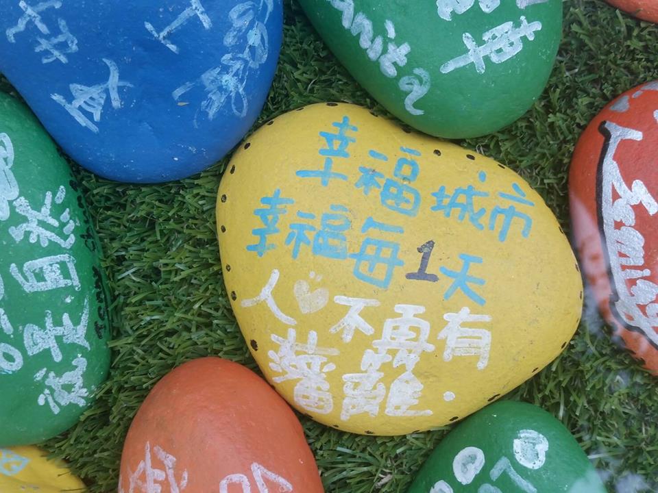 幸福城市从懂得感恩的人开始。幸福城市是否遥不可及？（摄影/陆佳丽）