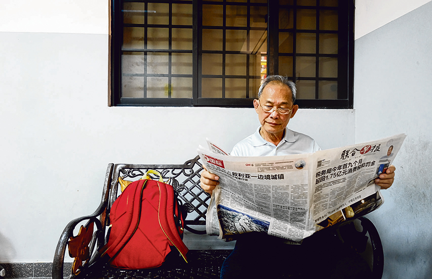 何业明喜欢阅读报章,他会自行靠自己的记忆力,回想早上看过什么新闻报道。(曾坤顺 摄影) 何业明喜欢阅读报章,他会自行靠自己的记忆力,回想早上看过什么新闻报道。(曾坤顺 摄影)