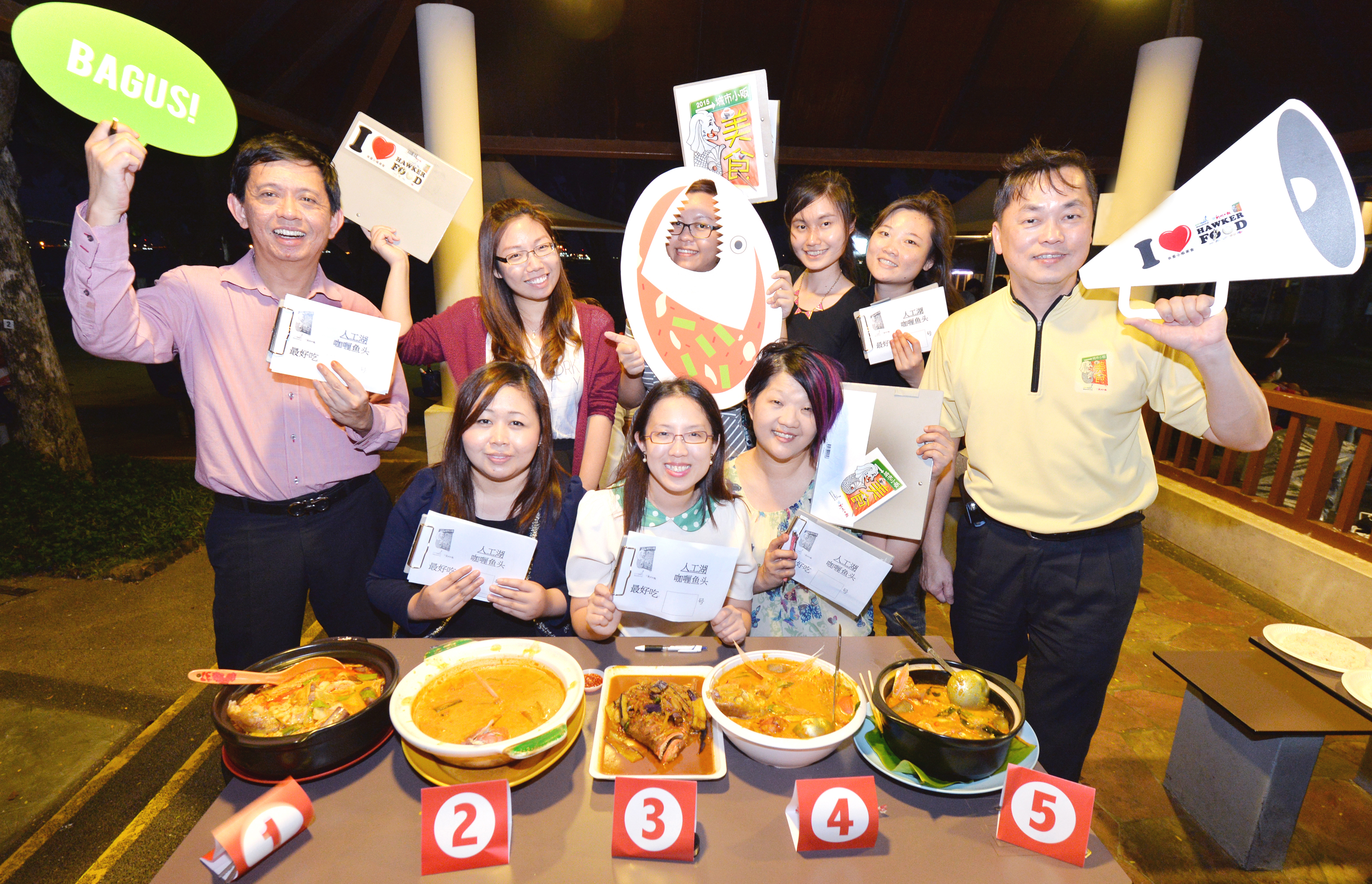 全体评选出动,到东海岸人工湖美食村品尝五摊咖喱鱼头,最终选出得分最高的一摊。 全体评选出动,到东海岸人工湖美食村品尝五摊咖喱鱼头,最终选出得分最高的一摊。