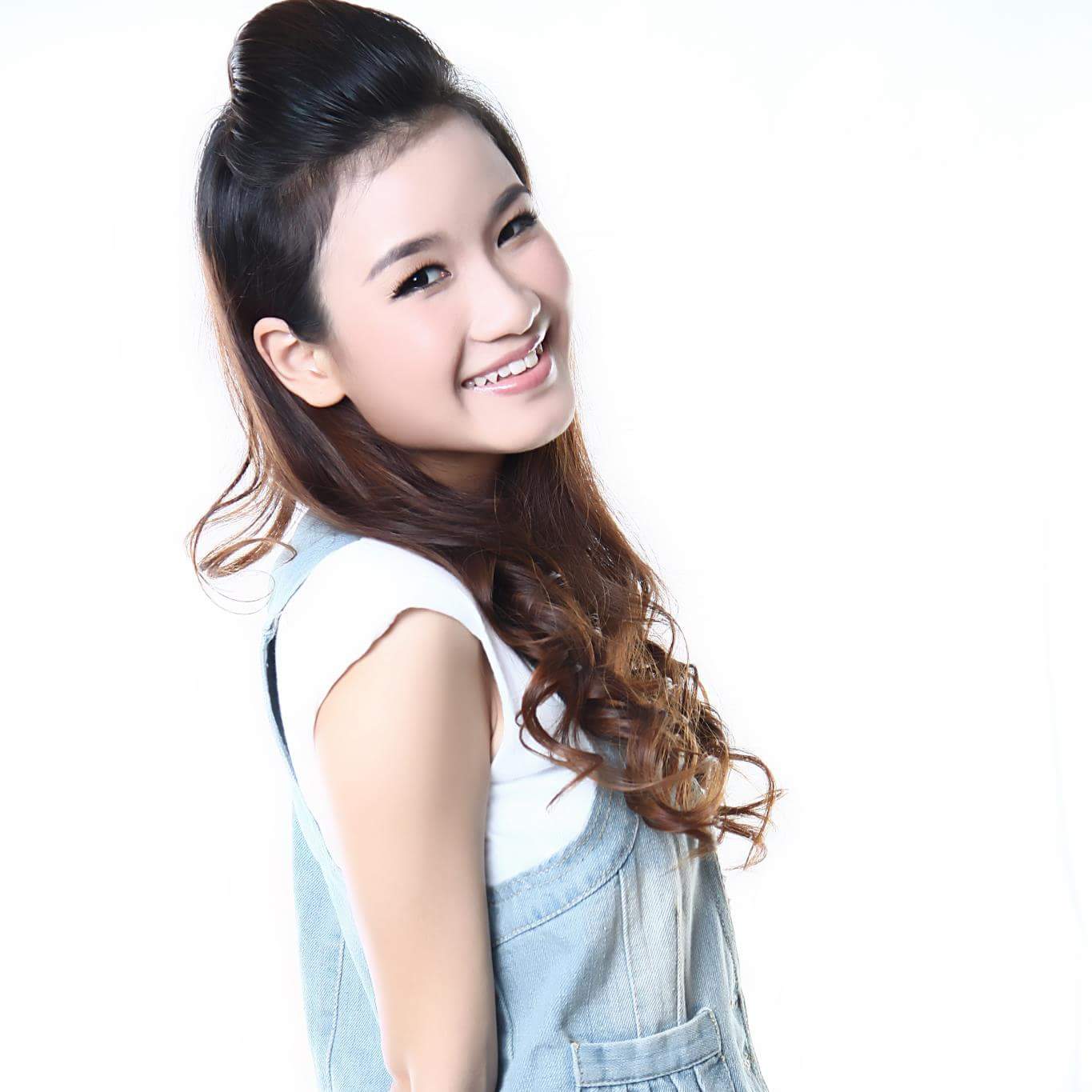 歌台双语天后李佩芬,将到场与读者同欢。 歌台双语天后李佩芬,将到场与读者同欢。