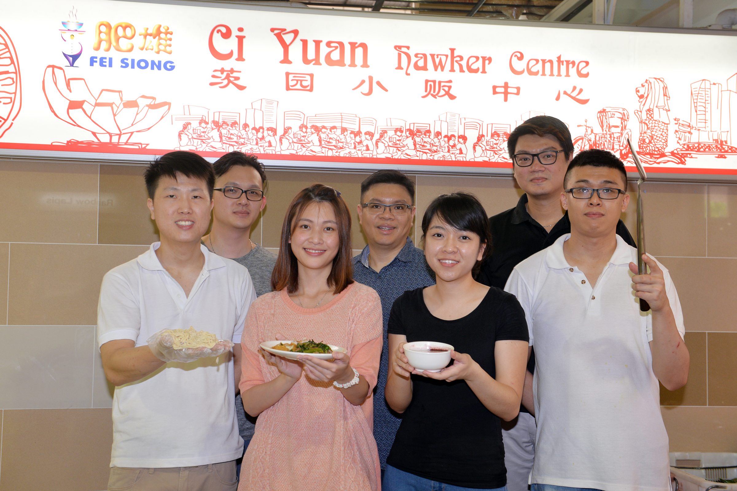 茨园熟食中心有多名年轻小贩。 茨园熟食中心有多名年轻小贩。