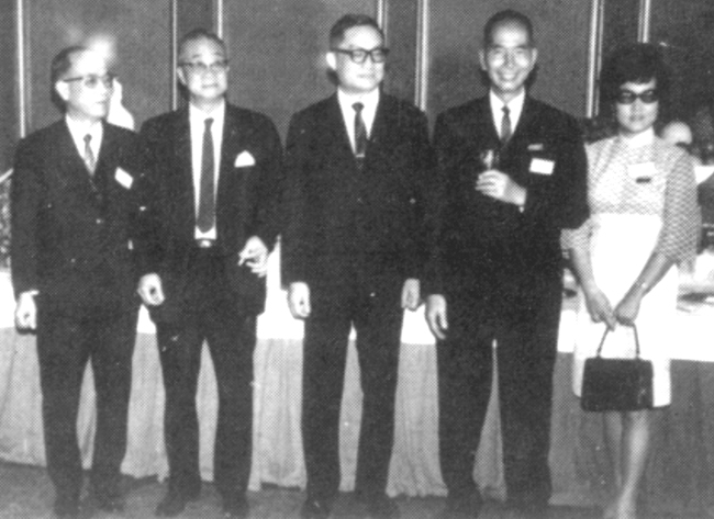《新明日报》创刊酒会上,中间为社长金庸,右二为董事主席梁润之,左一是督印人潘洁夫。 《新明日报》创刊酒会上,中间为社长金庸,右二为董事主席梁润之,左一是督印人潘洁夫。
