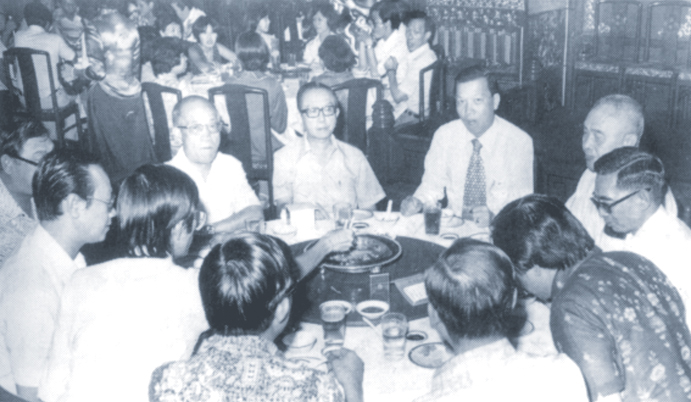 1970年的梁庆经(正面左三结领带者)与总编辑钟文苓(正面左二)、督印潘洁夫(正面左一 )等,和同事们庆祝春节。 1970年的梁庆经(正面左三结领带者)与总编辑钟文苓(正面左二)、督印潘洁夫(正面左一 )等,和同事们庆祝春节。