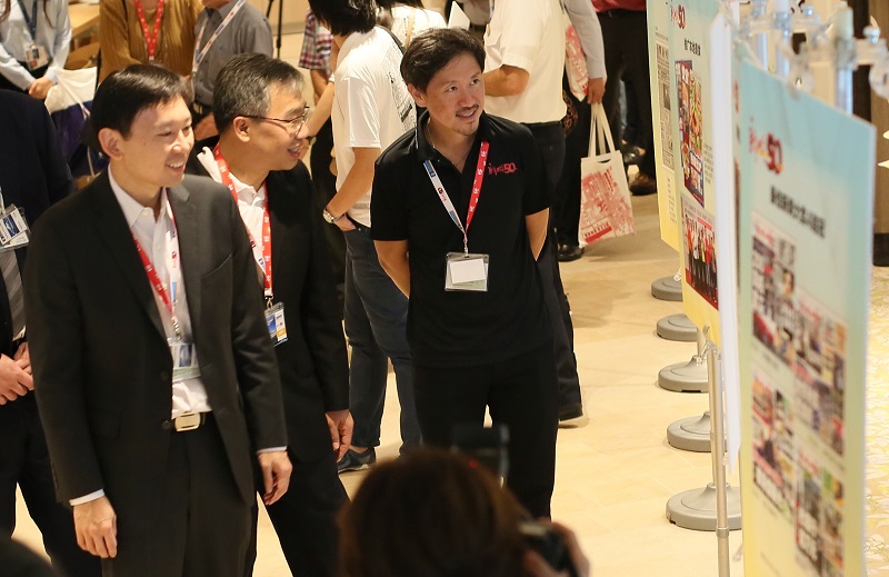 本报总编辑朱志伟(中)陪同通讯及新闻部政务部长徐芳达(左)及新加坡报业控股副执行长陈康威一同欣赏本报图片展作品。(陈佩敏 摄影) 本报总编辑朱志伟(中)陪同通讯及新闻部政务部长徐芳达(左)及新加坡报业控股副执行长陈康威一同欣赏本报图片展作品。(陈佩敏 摄影)
