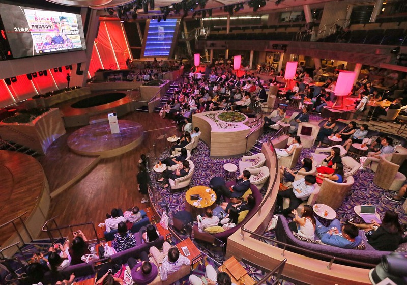 本报今早在“海洋赞礼号”上举行海上庆祝会,250名嘉宾参与其盛。(陈佩敏 摄影) 本报今早在“海洋赞礼号”上举行海上庆祝会,250名嘉宾参与其盛。(陈佩敏 摄影)