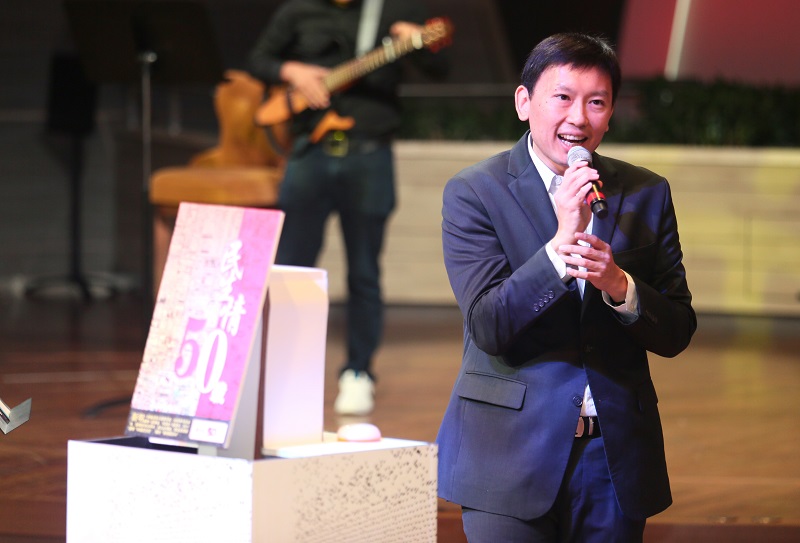 通讯及新闻部兼卫生部政务部长徐芳达昨为本报献唱两首经典华文歌曲。(陈佩敏 摄影) 通讯及新闻部兼卫生部政务部长徐芳达昨为本报献唱两首经典华文歌曲。(陈佩敏 摄影)