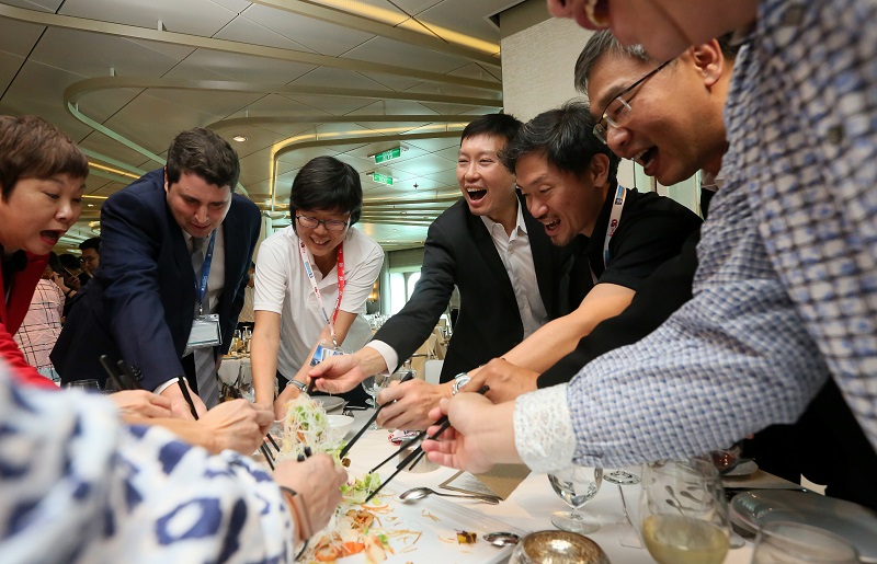 本报总编辑朱志伟(右起)、新加坡报业控股副执行长陈康威、通讯及新闻部兼卫生部政务部长徐芳达、华文媒体集团主管李慧玲、皇家加勒比亚太区执行董事肖恩特瑞思,以及报业控股综合市场部首席市场官蔡国玲一同“捞起”新明50特色佳肴。(陈佩敏 摄影) 本报总编辑朱志伟(右起)、新加坡报业控股副执行长陈康威、通讯及新闻部兼卫生部政务部长徐芳达、华文媒体集团主管李慧玲、皇家加勒比亚太区执行董事肖恩特瑞思,以及报业控股综合市场部首席市场官蔡国玲一同“捞起”新明50特色佳肴。(陈佩敏 摄影)