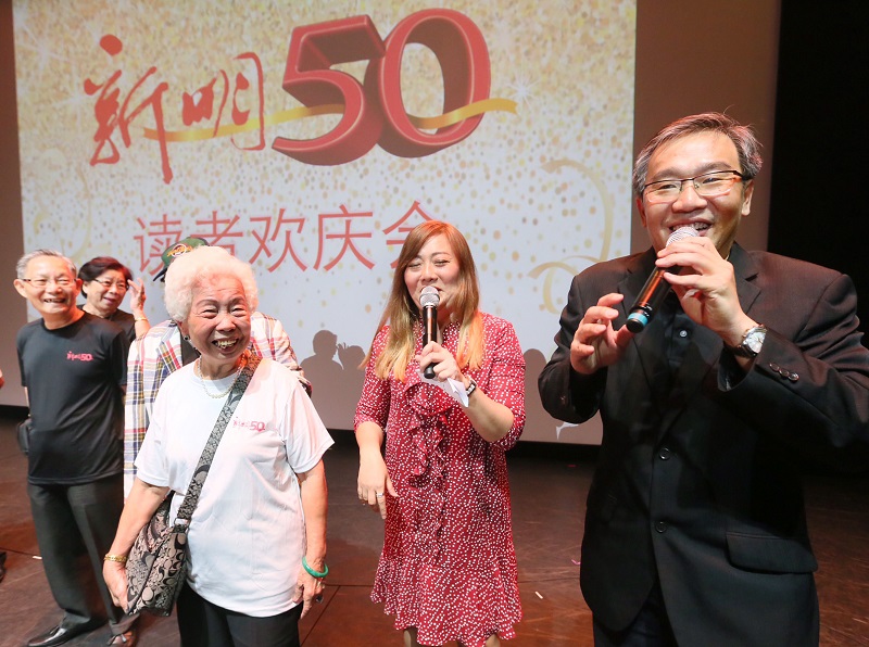 梁太太(右三)与新明一起出海庆生,右一为本报总编辑朱志伟,右二是UFM100.3电台DJ叶丽梅。(洪璐华 摄影) 梁太太(右三)与新明一起出海庆生,右一为本报总编辑朱志伟,右二是UFM100.3电台DJ叶丽梅。(洪璐华 摄影)