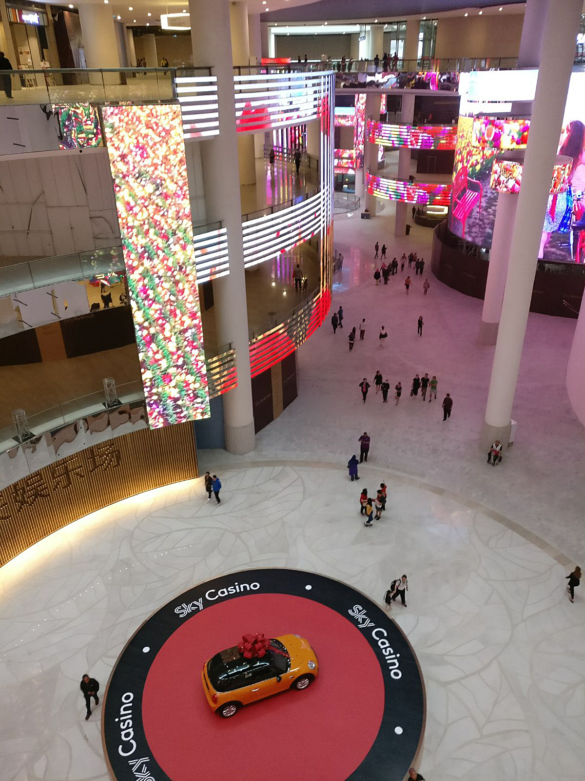 崭新的云天大道（Sky Avenue Mall）和新设的娱乐设施。