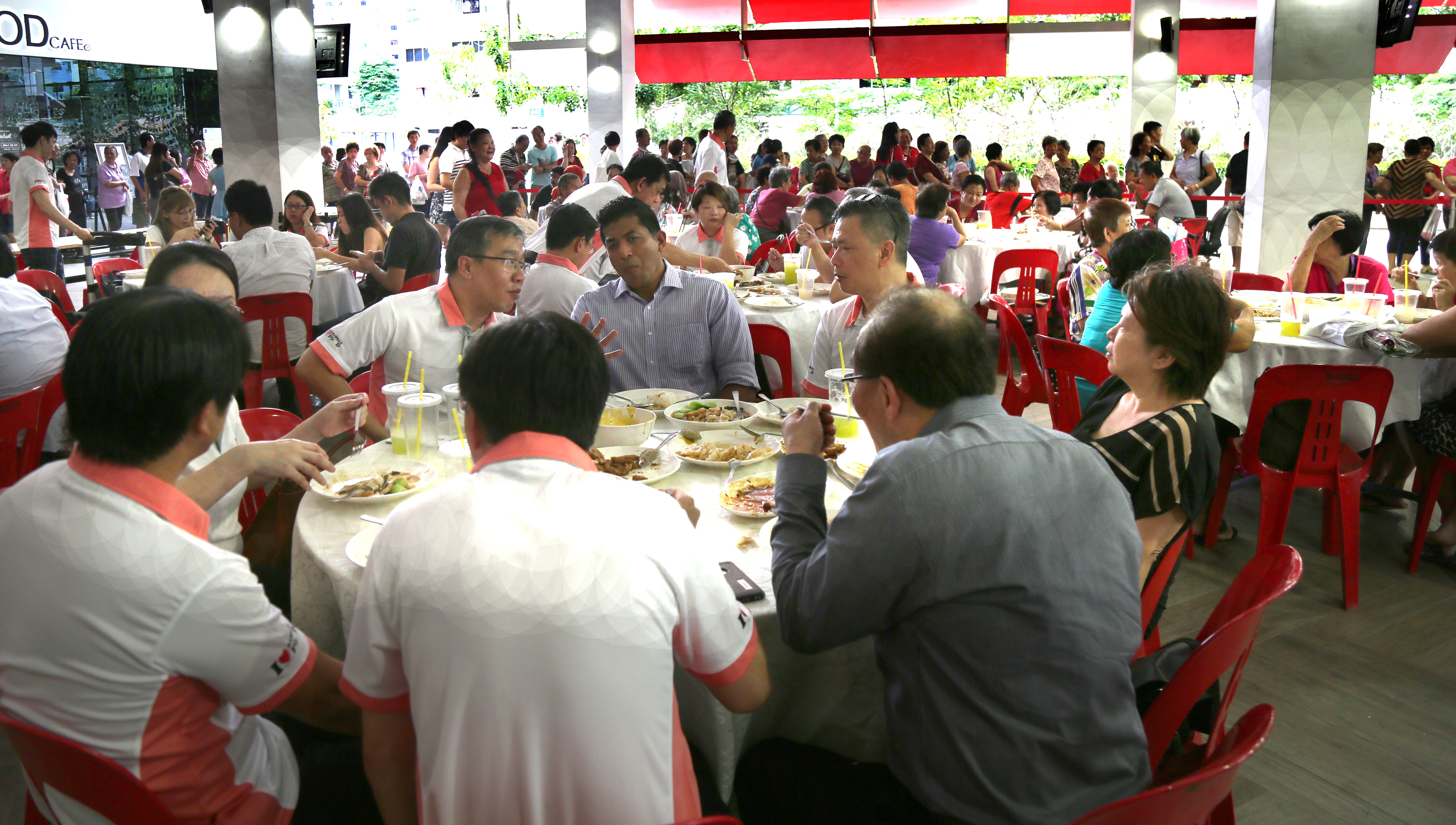 宏茂桥集选区50名年长居民与美食团队一同享用四种小贩美食。 宏茂桥集选区50名年长居民与美食团队一同享用四种小贩美食。