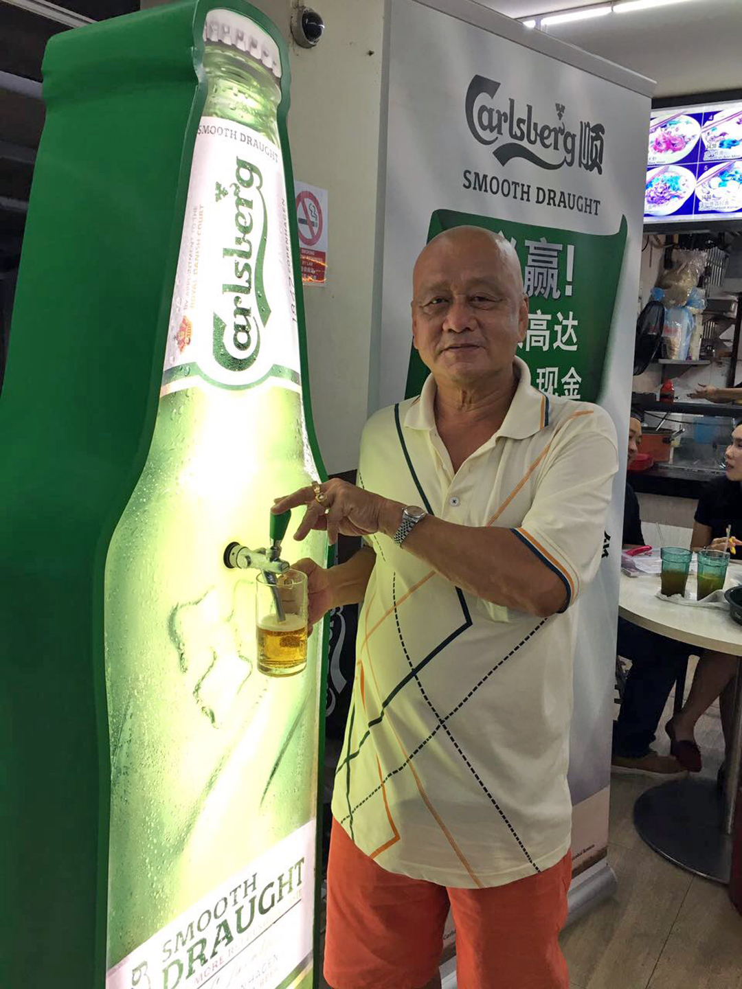 Mr Ong与朋友都十分欣赏“皇帽顺”的顺滑口感。 Mr Ong与朋友都十分欣赏“皇帽顺”的顺滑口感。