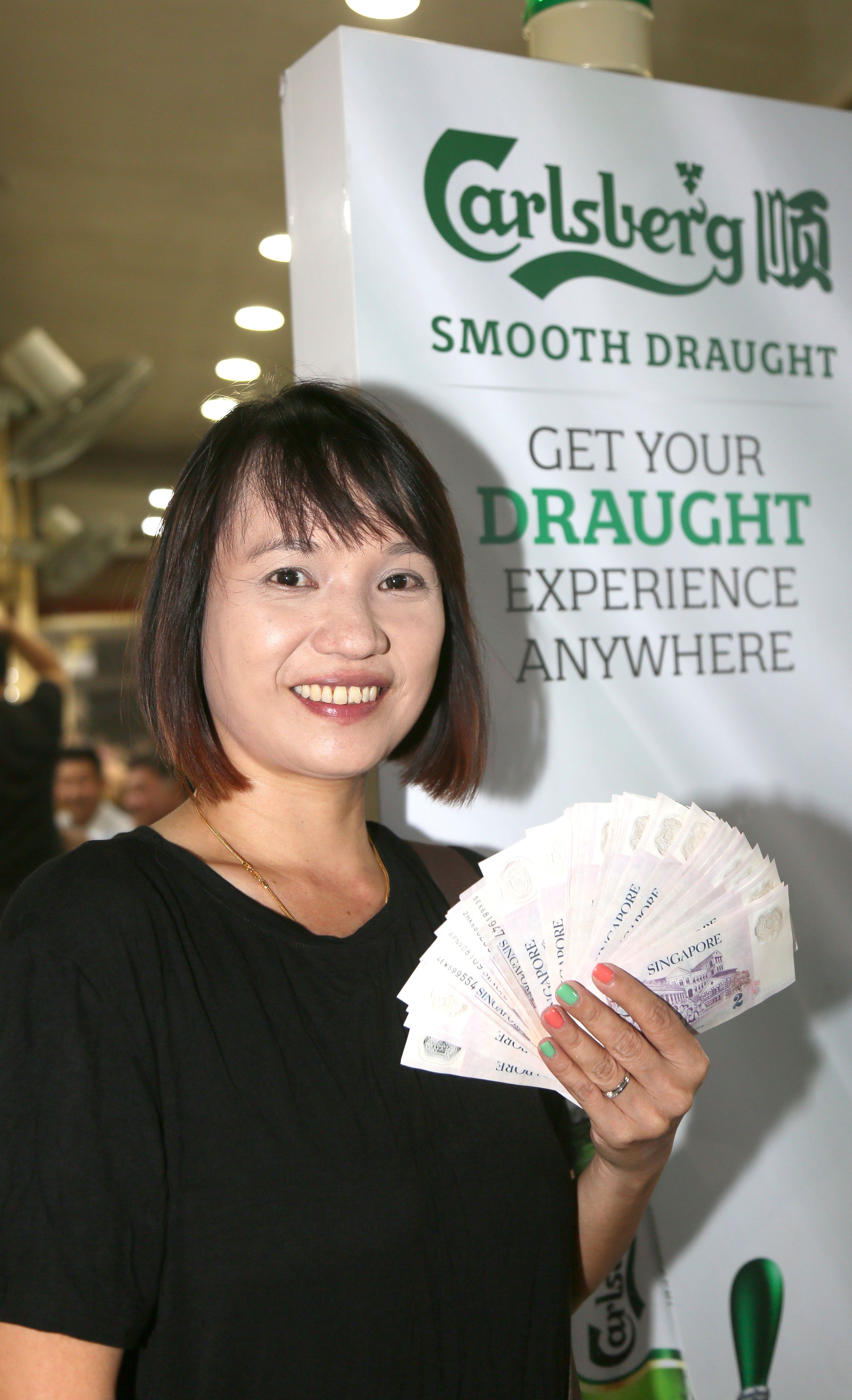 摄影师刘秀萍赢得总数$104的现金奖,成为当晚的“抓现金”游戏大赢家! 摄影师刘秀萍赢得总数$104的现金奖,成为当晚的“抓现金”游戏大赢家!