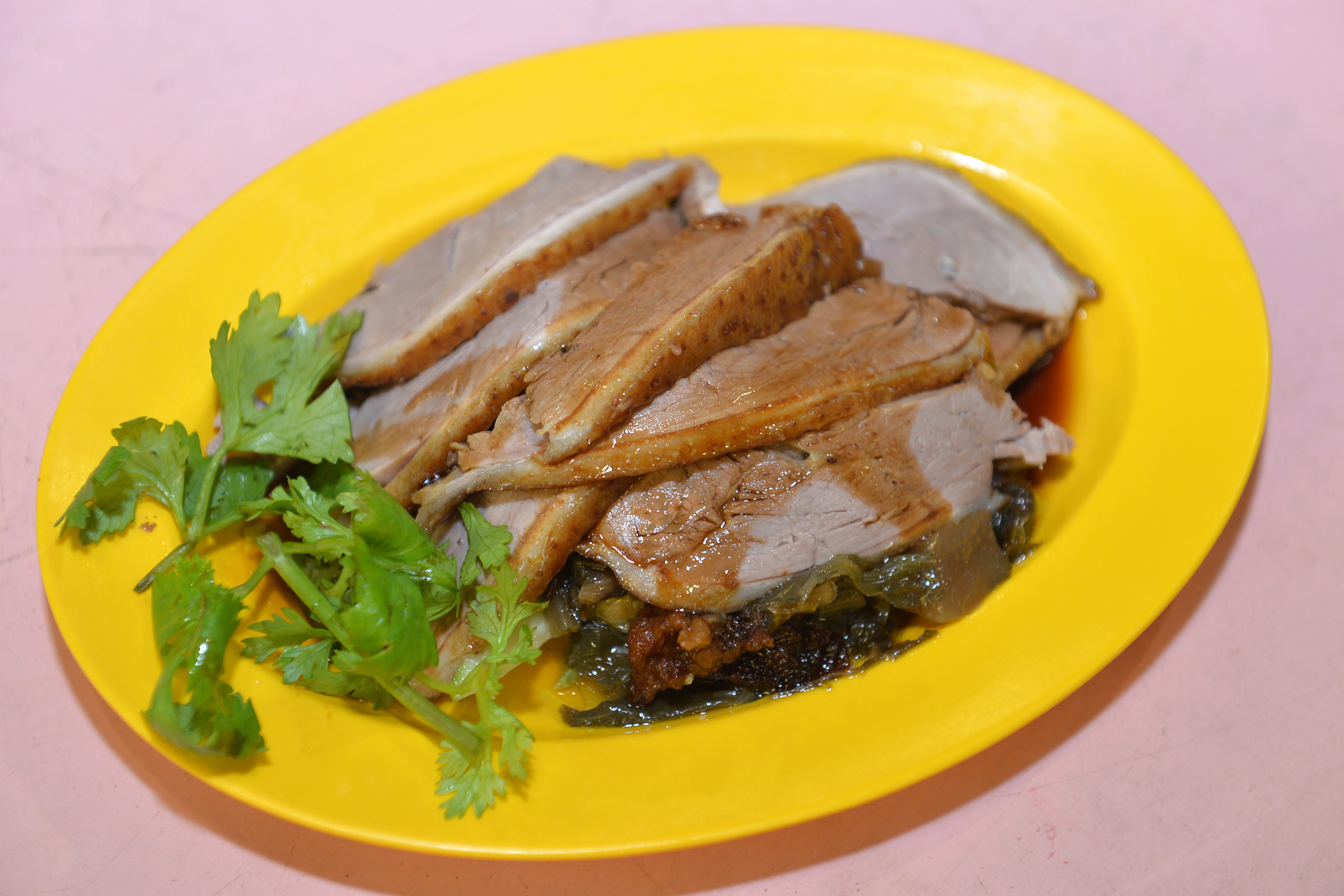 鸭肉香味完整不流失,是潮州卤鸭的秘方。 鸭肉香味完整不流失,是潮州卤鸭的秘方。