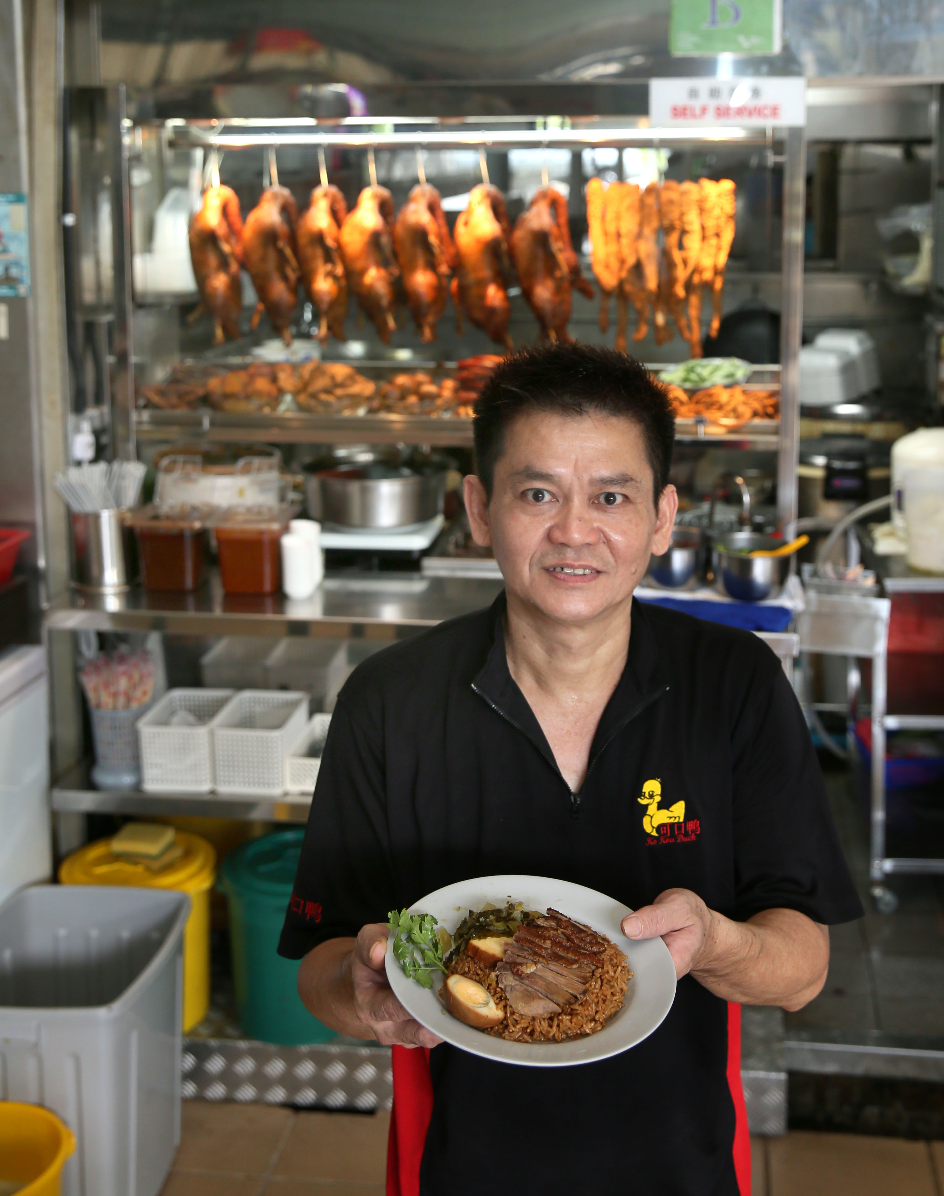 低调的洪振忠,今年首次答应参加美食评选活动,他担心可口鸭饭人潮过多应付不来。 低调的洪振忠,今年首次答应参加美食评选活动,他担心可口鸭饭人潮过多应付不来。