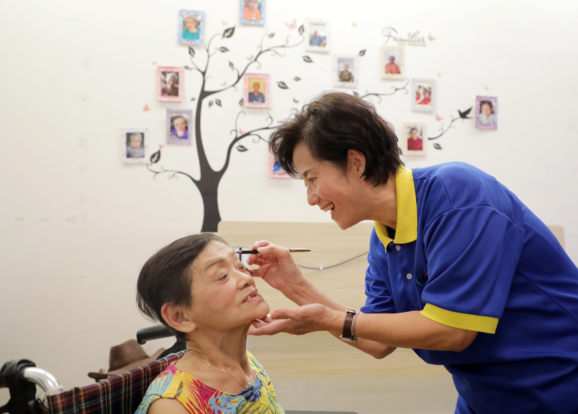 侯玉华细心的为乐龄人士上妆,把她们打扮得漂漂亮亮的。(林国明 摄) 侯玉华细心的为乐龄人士上妆,把她们打扮得漂漂亮亮的。(林国明 摄)