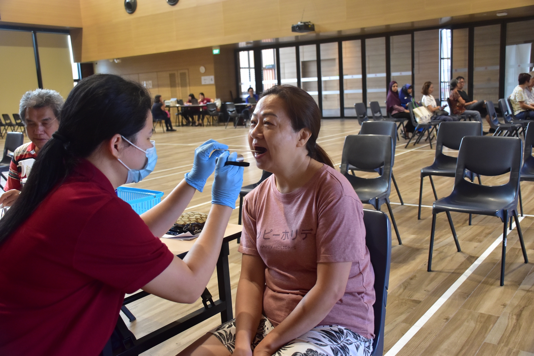 丽珍让护理人员检查牙齿和口腔,她也学到如何保护敏感牙齿。(图/卫生部提供) 丽珍让护理人员检查牙齿和口腔,她也学到如何保护敏感牙齿。(图/卫生部提供)