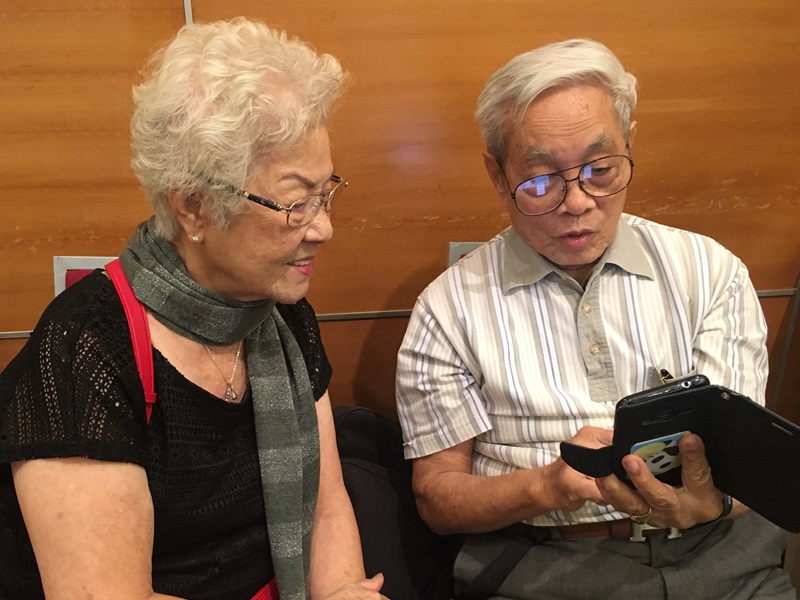 素不相识的陈先生与张女士在讲座上互相学习。(梁伟康摄) 素不相识的陈先生与张女士在讲座上互相学习。(梁伟康摄)