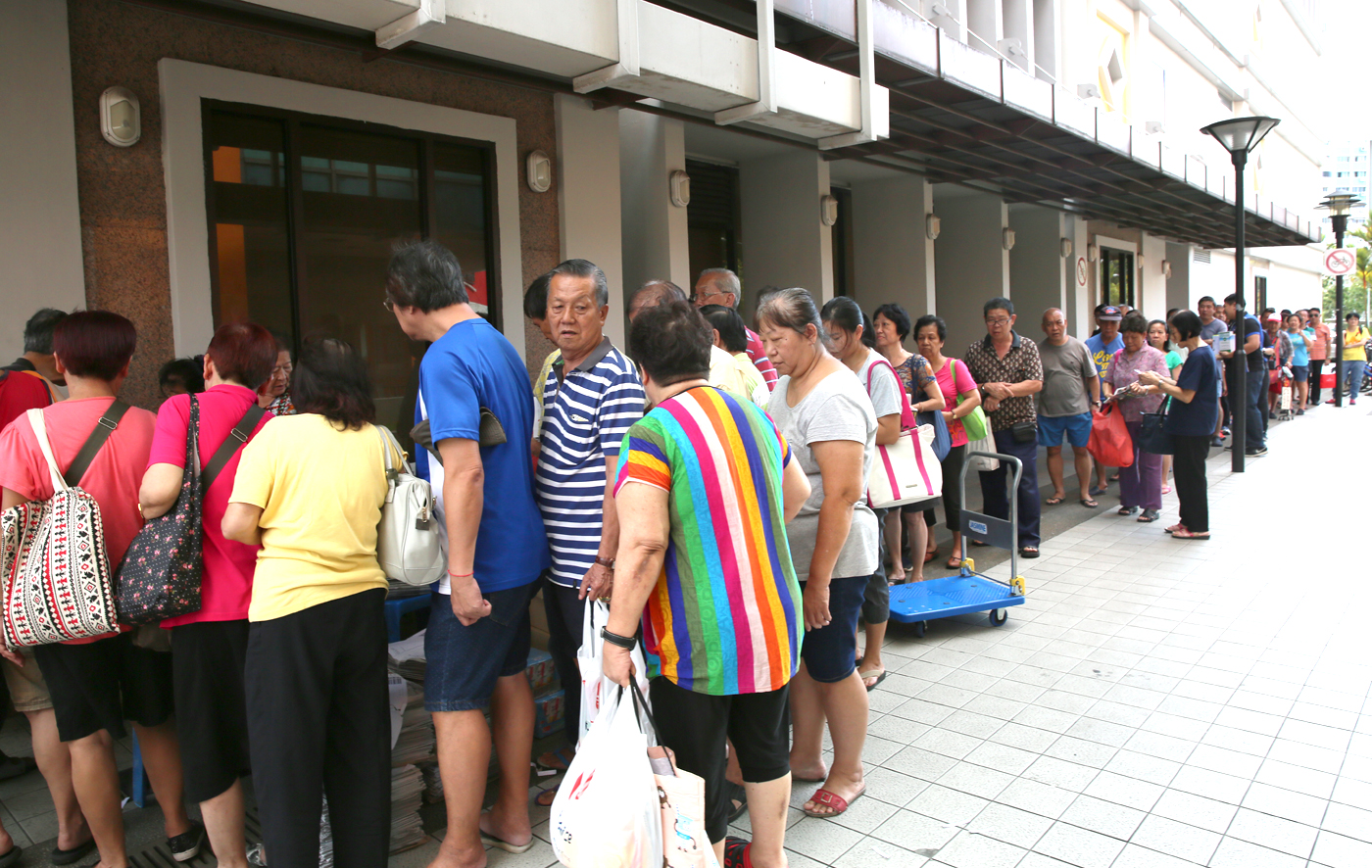 后港坊报纸未到就已出现长龙。 后港坊报纸未到就已出现长龙。