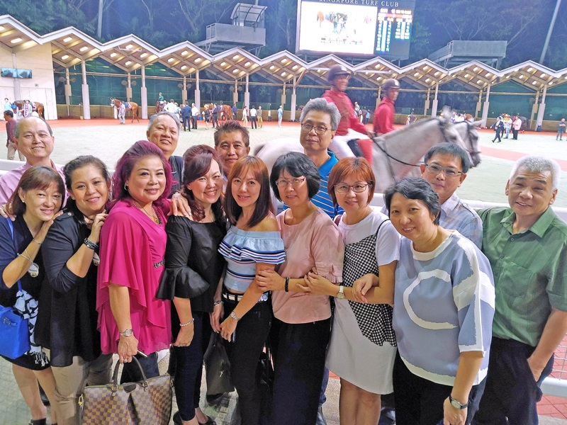 《新明日报》主办的“吃喝玩乐之赛马美食盛会”,于前天(1日)在新加坡赛马场4楼的豪华贵宾宴会厅举行,约190人踊跃参加,全场欢乐无比! 《新明日报》主办的“吃喝玩乐之赛马美食盛会”,于前天(1日)在新加坡赛马场4楼的豪华贵宾宴会厅举行,约190人踊跃参加,全场欢乐无比!