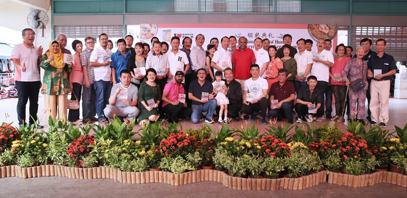 《新明日报》与City Gas携手合作主办的城市小贩美食奖今早举行,30名获奖者一起合照。(洪璐华 摄) 《新明日报》与City Gas携手合作主办的城市小贩美食奖今早举行,30名获奖者一起合照。(洪璐华 摄)