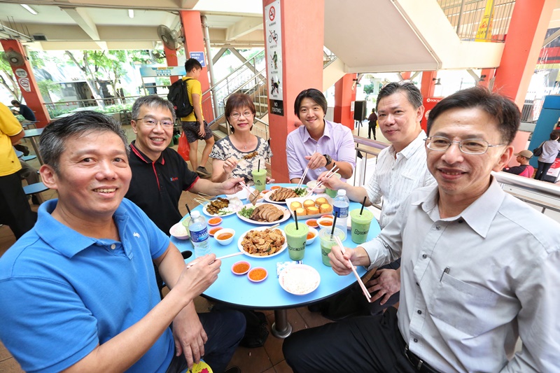活动主宾惹兰勿刹集选区议员潘丽萍与受邀嘉宾试吃小贩美食。左起为：黄金坊熟食中心小贩委员会主席庄豐强、《新明日报》总编辑朱志伟、潘丽萍、城市燃气副总裁策略企划李富汉、城市燃气总裁陈全发和城市燃气副总裁工商市场部陈维华。（陈福州摄）
