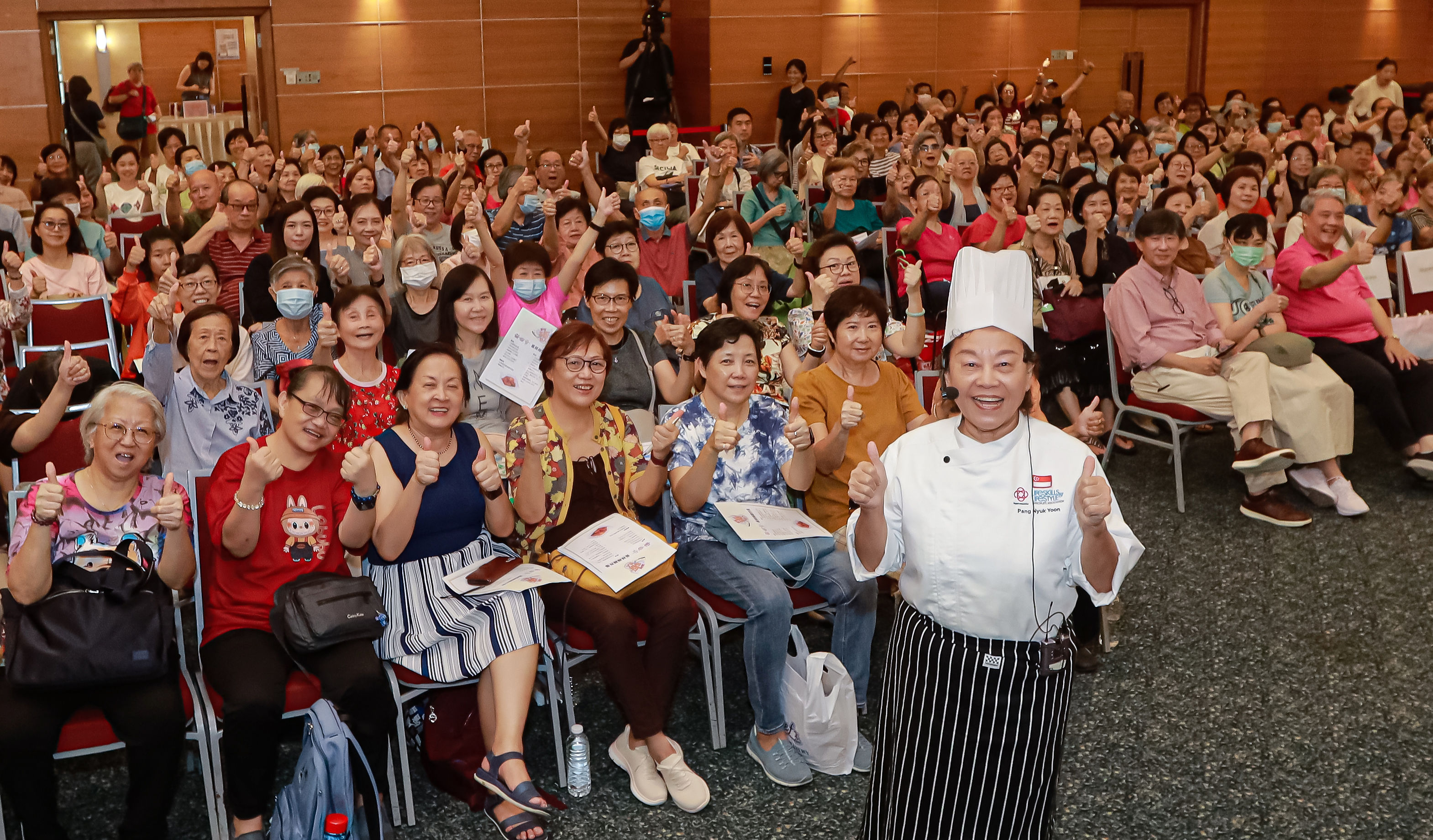 彭玉芸老师与250名读者大合影。