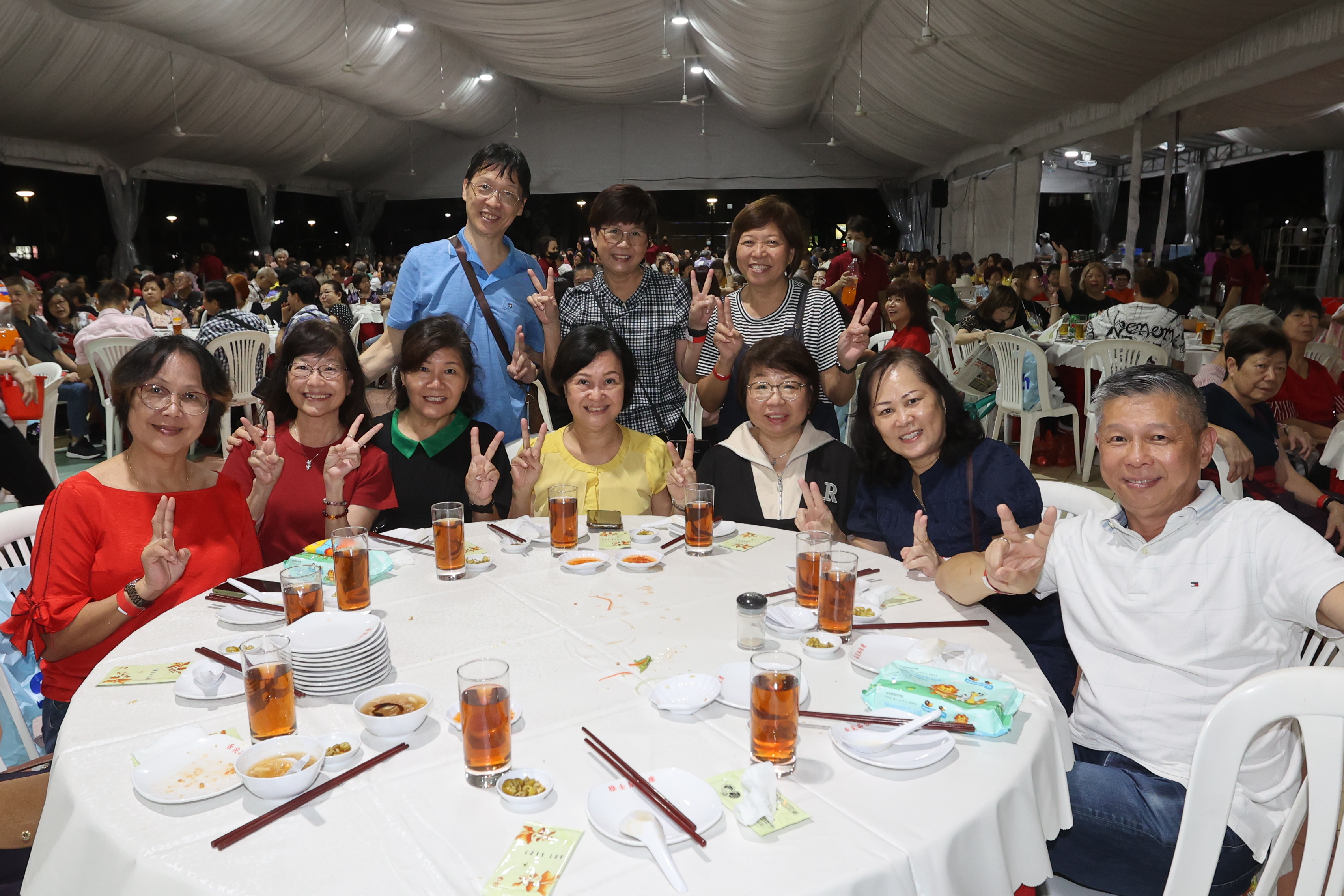 柏盛中学的50年老同学昨晚相聚歌台美食夜。（吴伟国　摄）