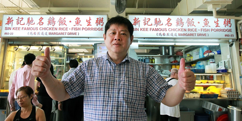 虽然五星级大酒店一盘鸡饭可卖到30元,但一般熟食中心鸡饭仍保持价廉 物美的大众化价格。 虽然五星级大酒店一盘鸡饭可卖到30元,但一般熟食中心鸡饭仍保持价廉 物美的大众化价格。