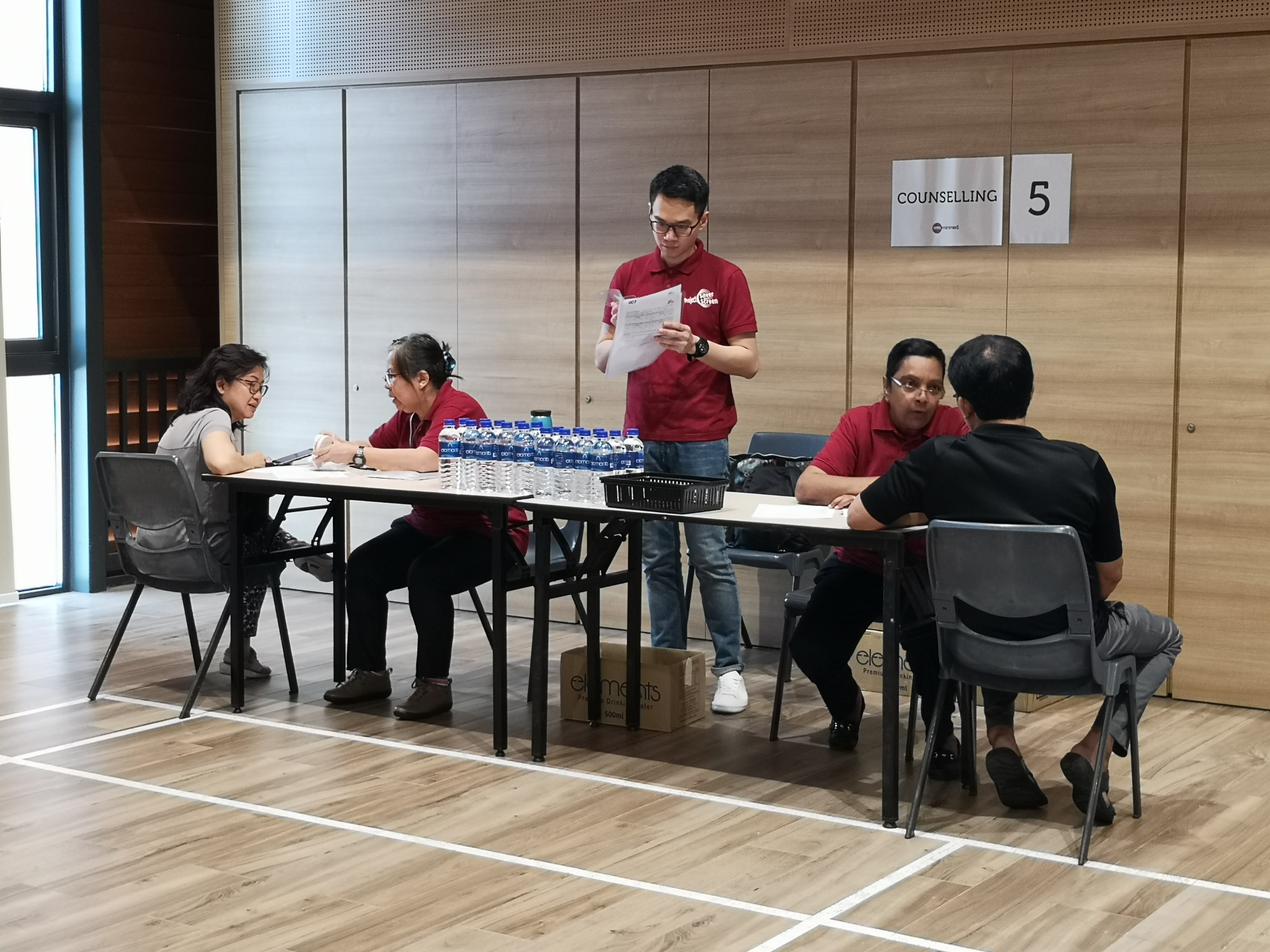 检查站通常设在社区,例如民众俱乐部或组屋楼下的乐龄活动中心,老人家前往检查更方便。 检查站通常设在社区,例如民众俱乐部或组屋楼下的乐龄活动中心,老人家前往检查更方便。