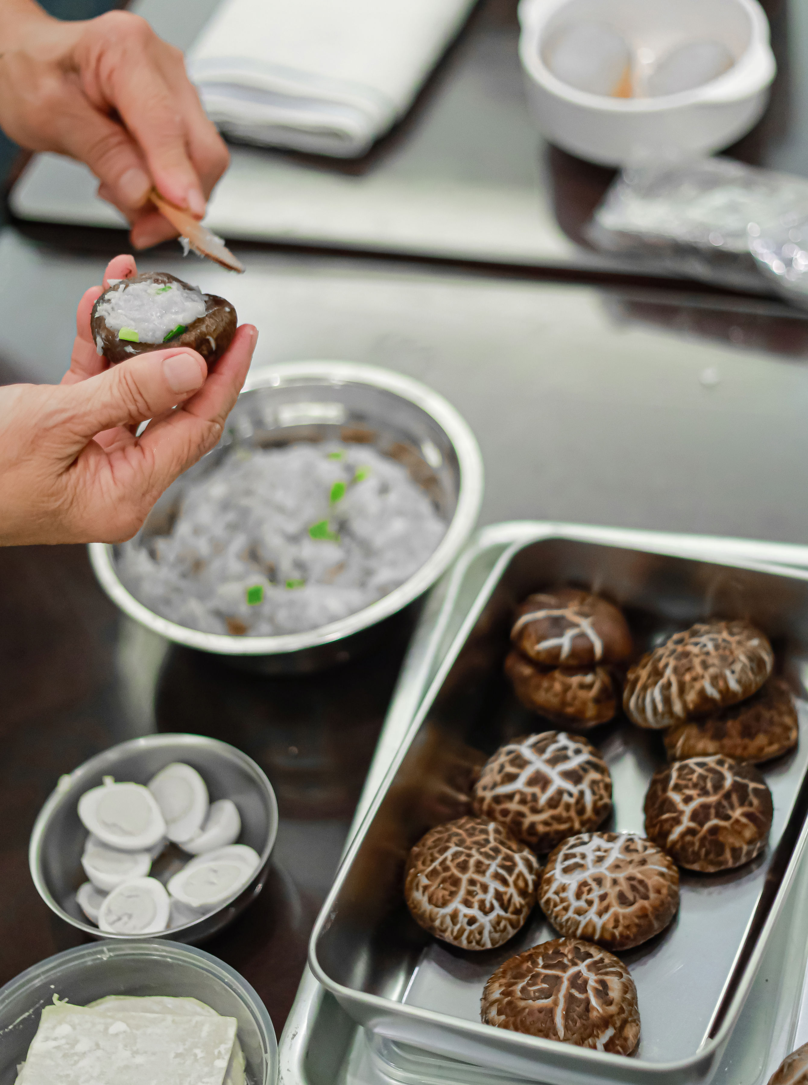 彭老师现场示范“海鲜酿鲜菇”。