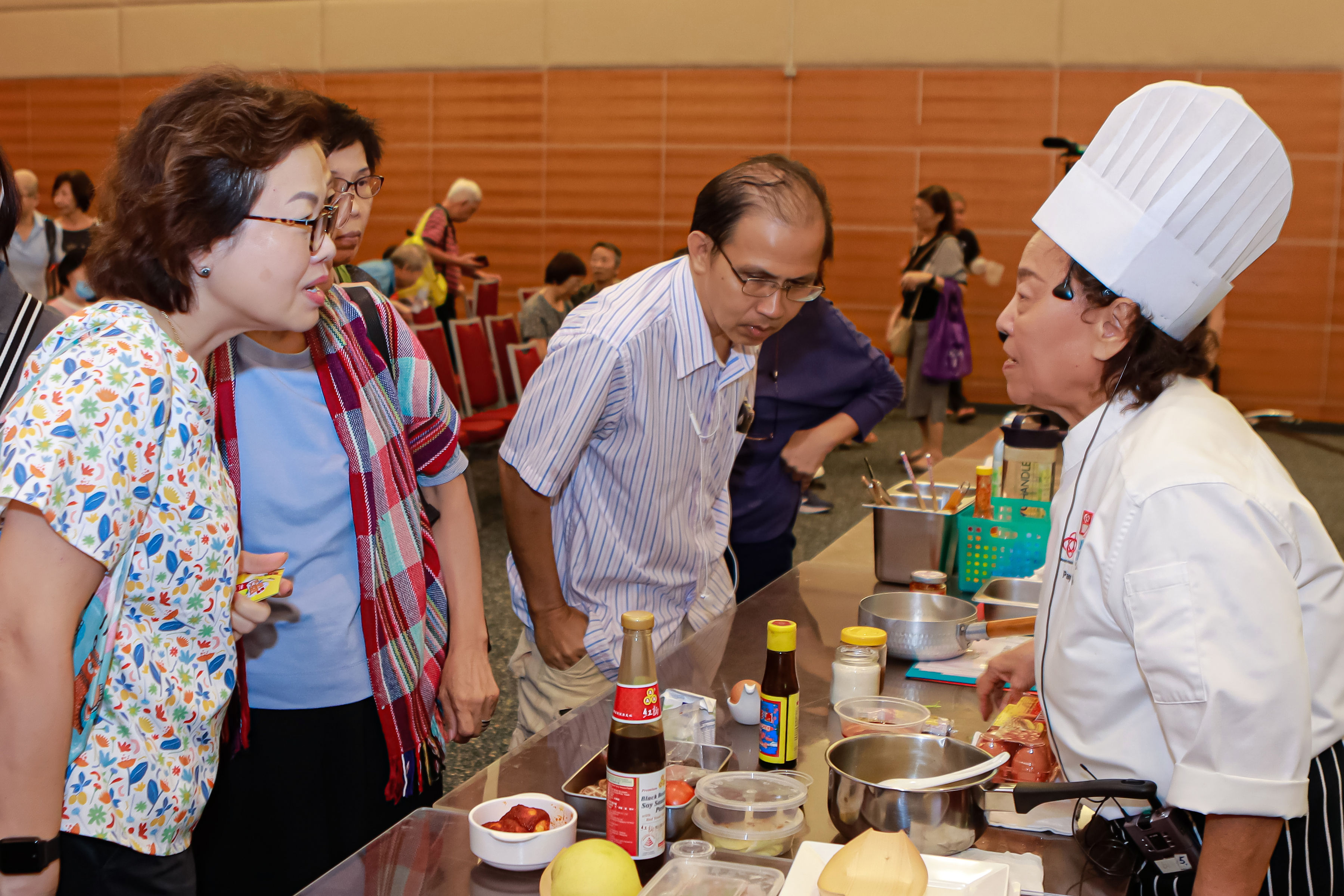 读者趁休息时间纷纷讨教烹饪秘诀，老师也不吝分享贴士。
