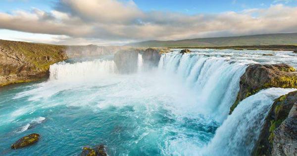 古佛斯瀑布（冰岛语：Gullfoss）位于冰岛西南的奥尔内斯省境内、厄尔菲萨河支流赫维塔河上。