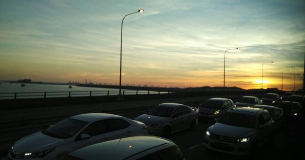 夕阳无限好，只是近黄昏。日子匆匆地过，困在车龙的当儿，也不忘欣赏周边风景。