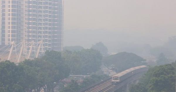 全岛多处的空气今早弥漫着一股难闻的烧焦味。