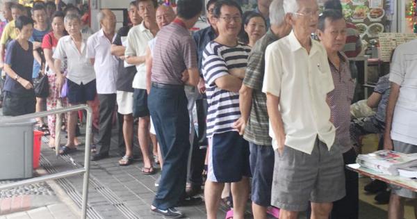 本报昨天在全岛5个地点送出600瓶，每瓶价值5元9角的品食XO酱。