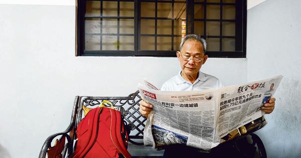 何业明喜欢阅读报章，他会自行靠自己的记忆力，回想早上看过什么新闻报道。（曾坤顺 摄影）