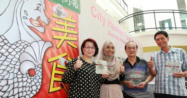 2015年“城市小贩美食奖”的四大美食“王中王”得主。左起：彩虹甜品的豆爽、Satay Solo的隆冬、宏源熟食的咖喱鱼头、人工湖的薄饼。